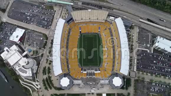 宾夕法尼亚州匹兹堡足球体育场鸟瞰图从天空VI看体育场视频的预览图