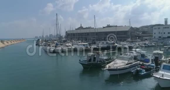 从码头海湾上方的空中俯瞰船和游艇停泊或停泊地中海旅游与Tel拍摄视频的预览图