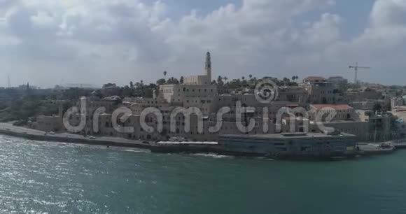 特拉维夫贾法以色列轨道航空无人机镜头在贾法圣彼德教堂周围飞到特拉维夫海滩视频的预览图