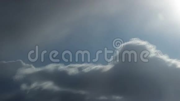 时光飞逝滚滚的云云穿过灿烂的蓝天积云形成对抗深蓝色的天空视频的预览图
