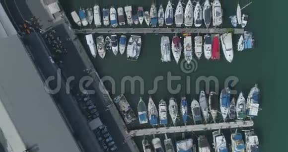 从空中俯瞰从上到下拍摄到码头海湾上方船和游艇停泊或停泊地中海旅游旅行视频的预览图