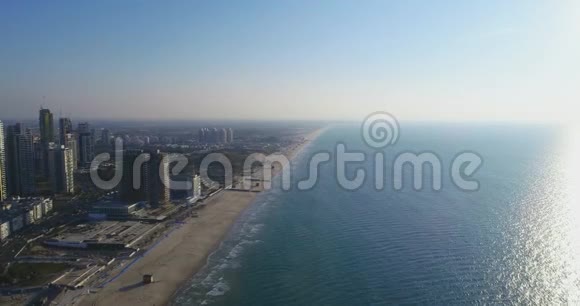 BatYam海滩和日落或日出期间的酒店的检疫时间内的空海滩的美丽航空景观视频的预览图