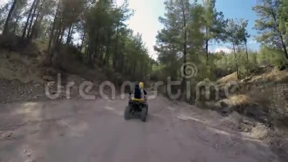 骑着Quad自行车在尘土飞扬的山路上旅行第一人称射击视频的预览图