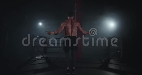 强壮的运动员在交叉健身课上跳着绳子做他的锻炼会出汗视频的预览图
