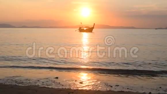 落在KhoPhiPhi的夕阳下长长的尾船在Krabi的温暖色调中视频的预览图