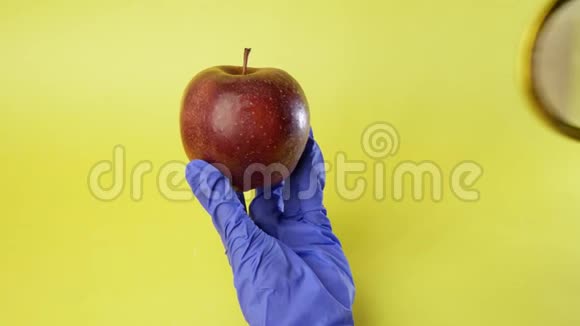 科学家研究一个大红苹果基因工程食品概念视频的预览图