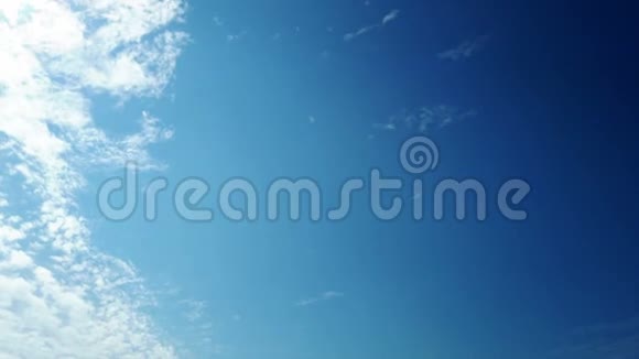 美丽的蓝天有蓬松的白色祭坛云时间流逝夏天的情感美妙的阳光效果没有鸟视频的预览图
