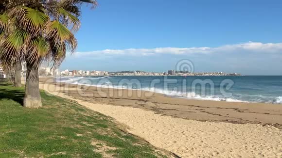 美丽的海滩在西班牙科斯塔布拉瓦镇附近帕拉莫斯春天视频的预览图