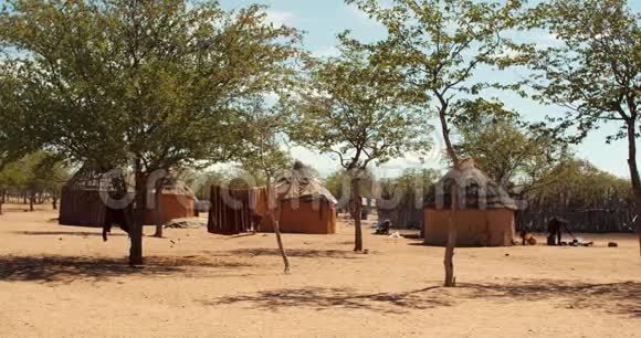 Himba部落村庄周围有人走动晴天纳米比亚4k视频的预览图