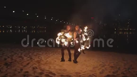 壮观的火焰如何表现滚动支柱视频的预览图