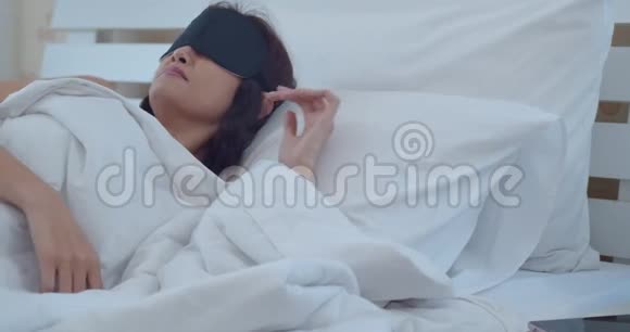 亚洲年轻女性在智能手机呼叫时醒来视频的预览图
