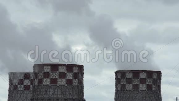 工厂发电工厂特写向空气中释放蒸汽大气污染的概念阴天视频的预览图