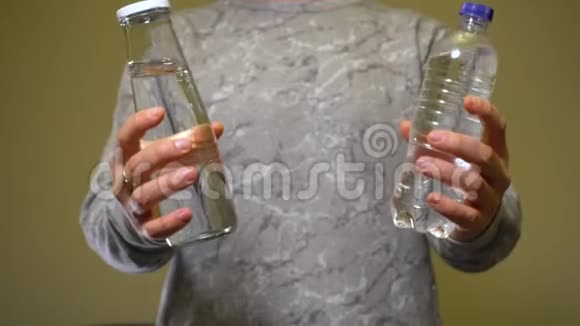 零浪费男人选择玻璃瓶而不是塑料瓶视频的预览图