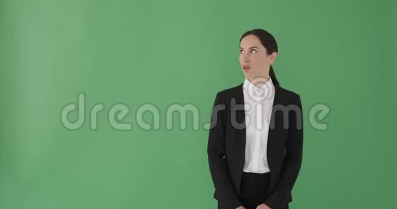 绿色屏幕上令人惊叹的女商人广告产品视频的预览图