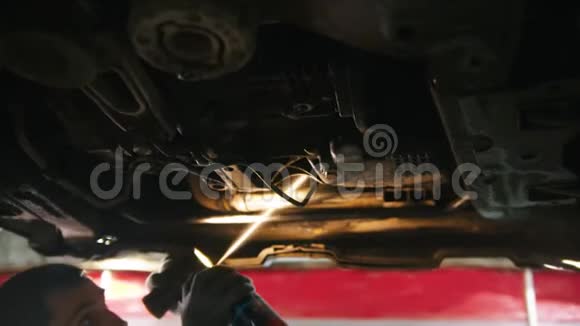 汽车修理厂车下工人车下喷洒抗氧化消毒剂视频的预览图