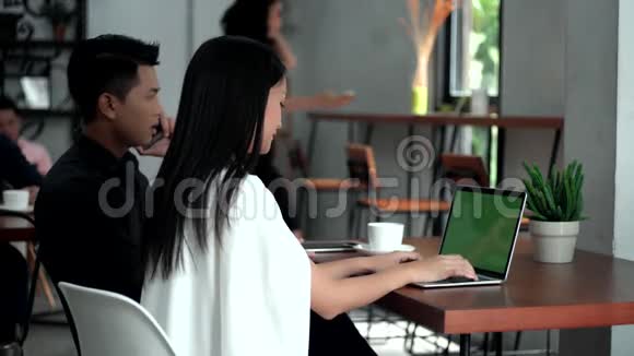 年轻的创业同事在咖啡店工作视频的预览图
