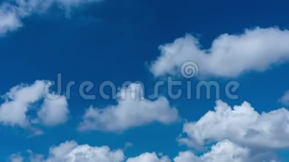 午后白云在蓝天上移动的时光流逝视频视频的预览图