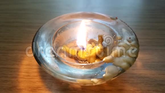 低蜡烛燃烧在肮脏的圆形玻璃烛台特写视频的预览图