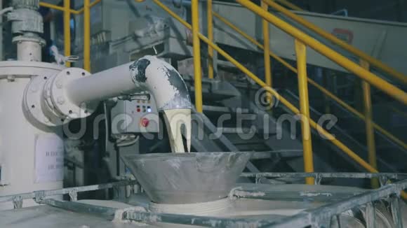 产生塑料溶胶的过程皮质醇倒入桶中工业内部视频的预览图