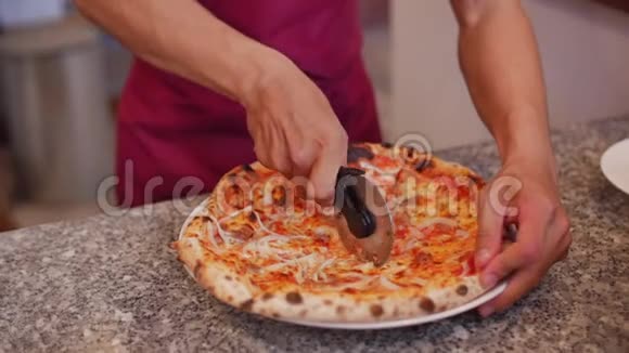 新鲜的比萨饼将意大利香肠比萨饼切成多片用比萨饼切割器视频的预览图