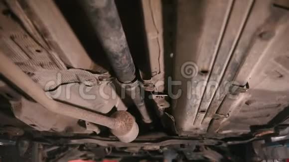 汽车修理店汽车的部件视频的预览图