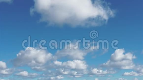 云在天空中缓慢移动时间流逝视频的预览图