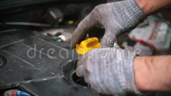 汽车修理店工人检查机油状况视频的预览图