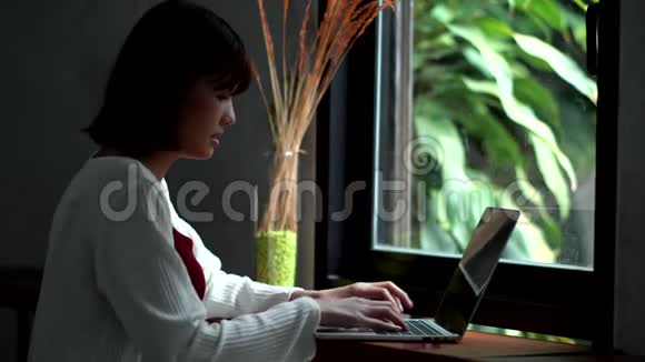 年轻女子用信用卡支付笔记本电脑视频的预览图