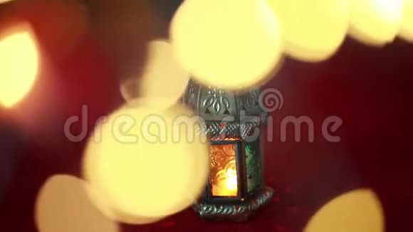 传统的阿拉伯灯笼点燃用来庆祝斋月的神圣节日视频的预览图