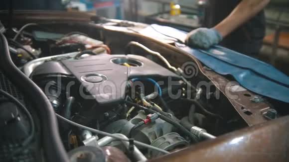 汽车修理店发动机罩下面视频的预览图