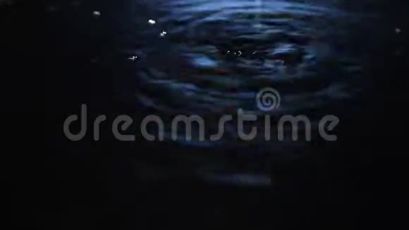 水滴细拍一个水滴落入一身冷水后视频的预览图