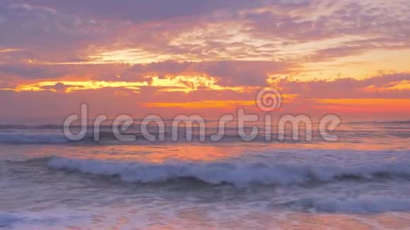 美丽的云彩金色的沙滩夏日夕阳下的浪花视频的预览图