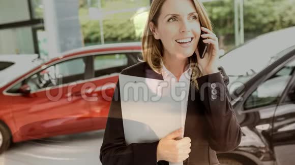 数码动画的女销售主管在汽车展厅打电话视频的预览图