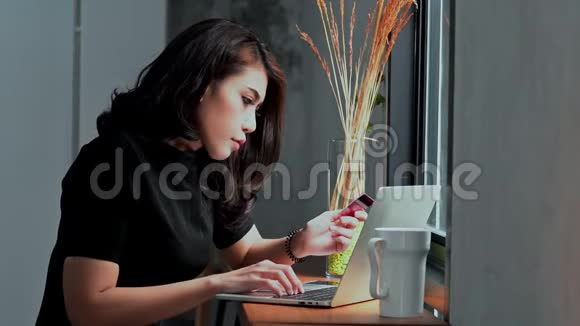 网上购物的漂亮女人用信用卡视频的预览图