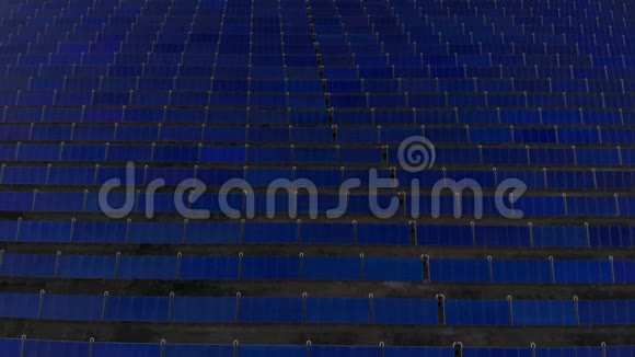 美丽的田野有蓝色的大太阳能电池板视频的预览图