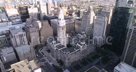 费城市政厅塔像威廉潘美丽的城市景观商业区和市中心宾夕法尼亚州视频的预览图
