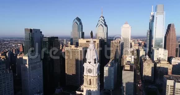 费城市政厅大楼和威廉彭的铜像城市景观和美丽的日落光在背景宾夕法尼亚州视频的预览图