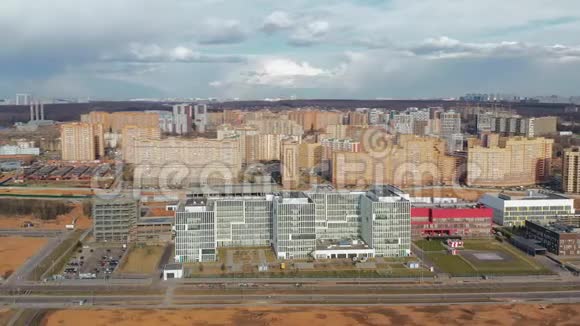 俄罗斯莫斯科主要传染病医院叫科穆纳卡相机左移鸟瞰视频的预览图