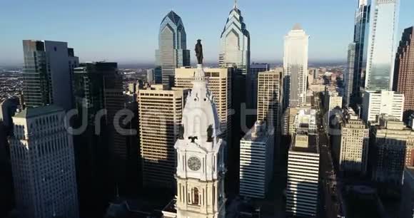 费城市政厅大楼和威廉彭的铜像城市景观和美丽的日落光在背景宾夕法尼亚州视频的预览图