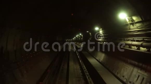 运行直通车地铁隧道视频的预览图