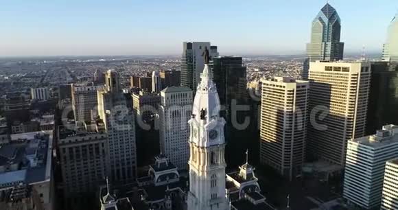 费城市政厅大楼和威廉彭的铜像城市景观和美丽的日落光在背景宾夕法尼亚视频的预览图