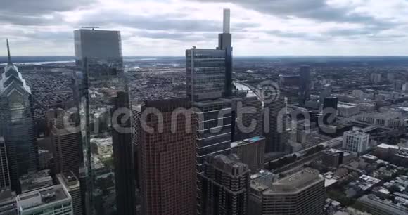 费城城市景观与著名的美丽商业摩天大楼的背景玻璃上的反光视频的预览图