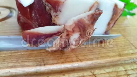 传统的乡村猪肉在木板上的脂肪切割视频的预览图