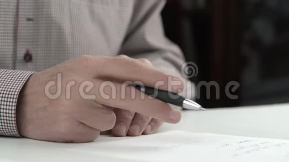 老人用信快速地在纸上签名视频的预览图