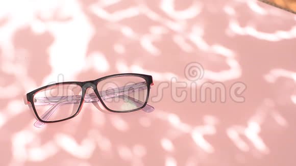 带阴影的粉红色背景上的眼镜视频的预览图