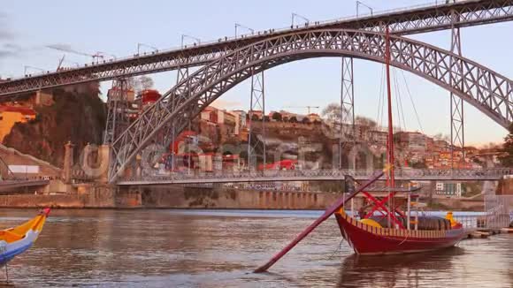 老城城市景观和桥路易斯第一与传统的拉贝罗船波尔图视频的预览图