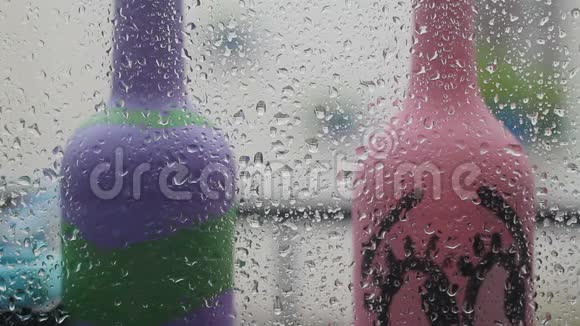 玻璃上的水滴特写雨走开夏季淋浴时大的雨滴撞击窗户玻璃视频的预览图