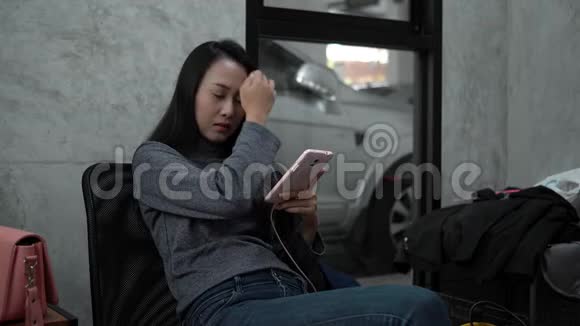 在候诊室里美女在智能手机上聊天视频的预览图