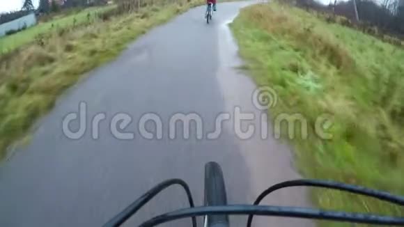 骑自行车的人在崎岖的地形上超过了运动员视频的预览图