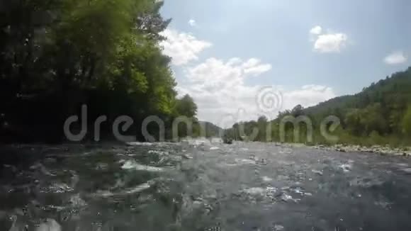 这条山河的水流把船刮得很厉害把它顺坡而下视频的预览图